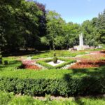 Róże i fontanna w parku w Koszalinie