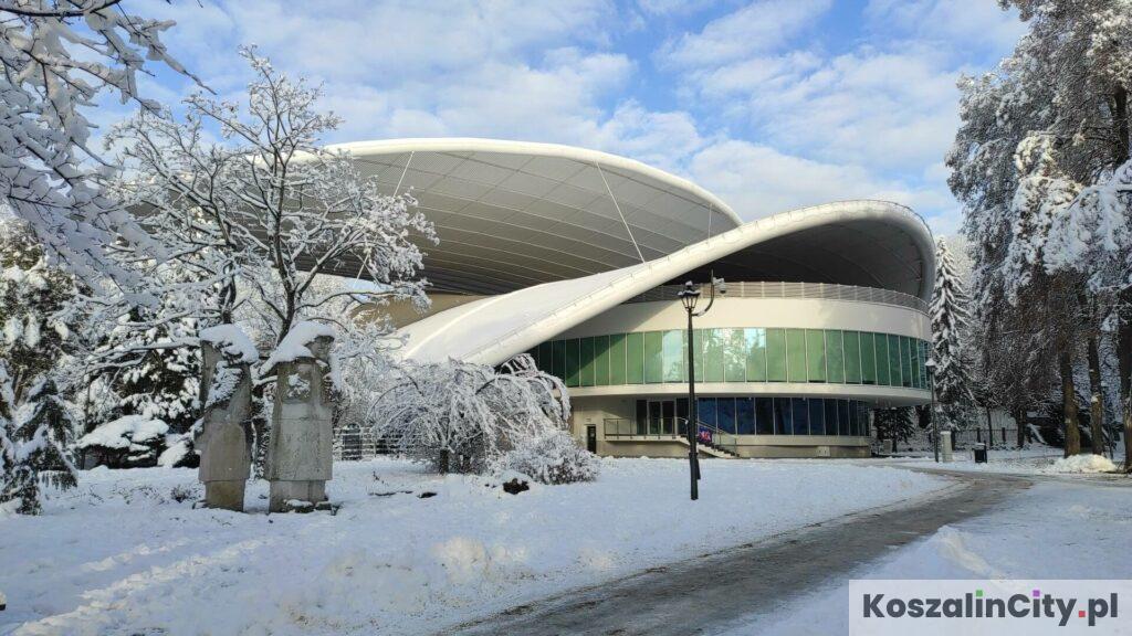 Amfiteatr w Koszalinie zimą we śniegu