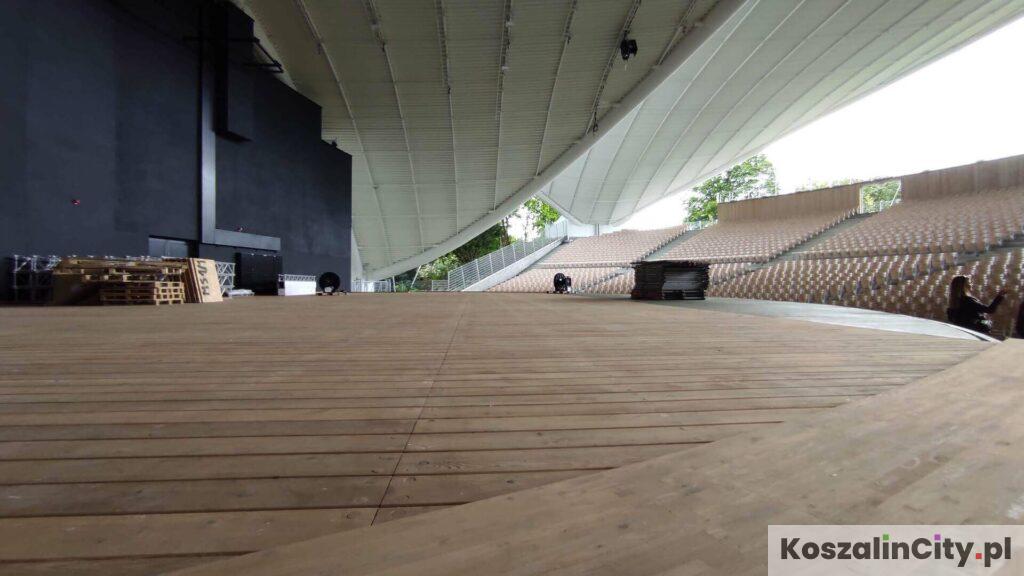 Deski sceniczne w amfiteatrze w Koszalinie