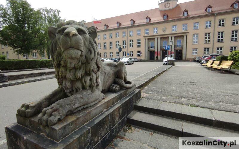 Sąd Rejonowy w Koszalinie - lwy i główny budynek