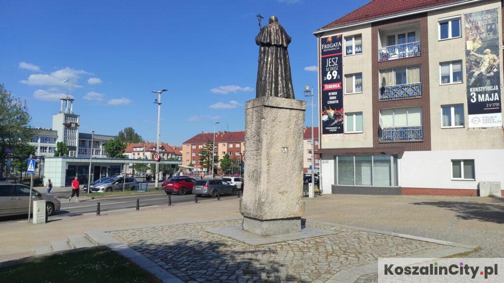 Pomnik Jana Pawła II przed katedrą w Koszalinie
