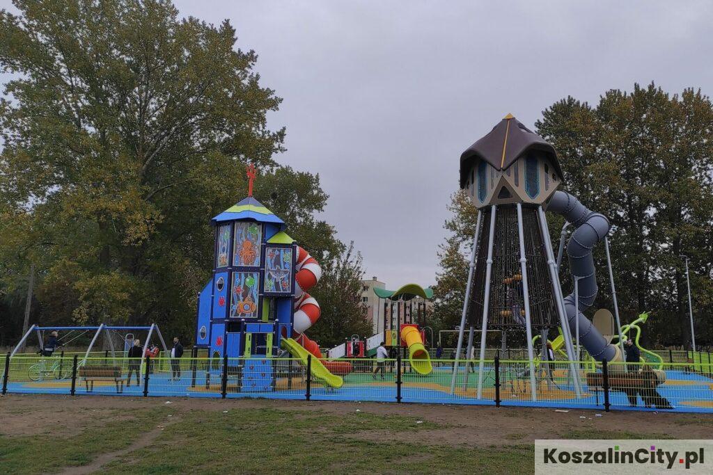 Nowy plac zabaw w Koszalinie na terenach podożynkowych koło giełdy