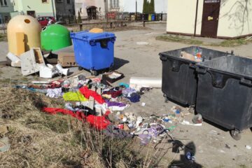 Do pojemników na tekstylia w Koszalinie trafiają meble, dywany i… sprzęt AGD