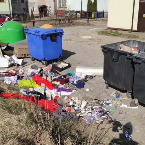 Do pojemników na tekstylia w Koszalinie trafiają meble, dywany i… sprzęt AGD