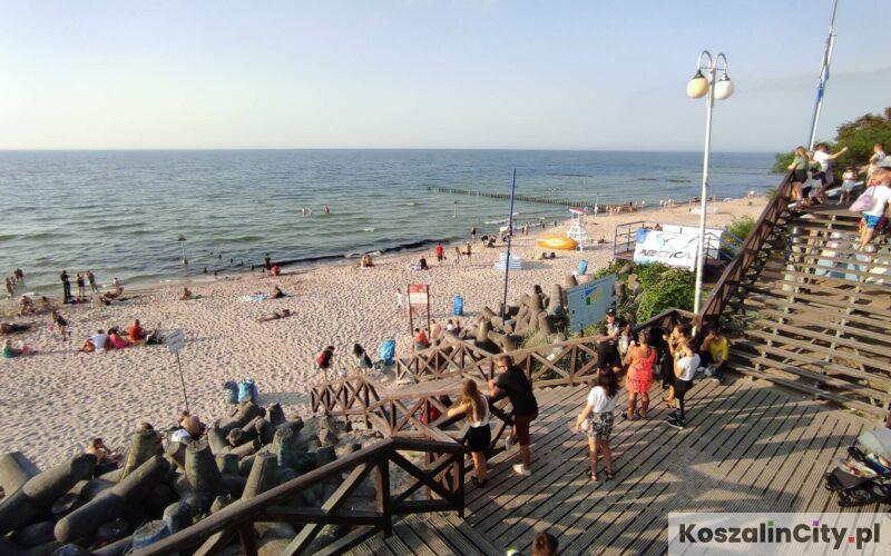 Zejście na plaże z deptaka w Mielnie