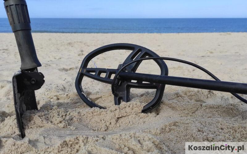 Poszukiwanie na plaży z detektorem metali