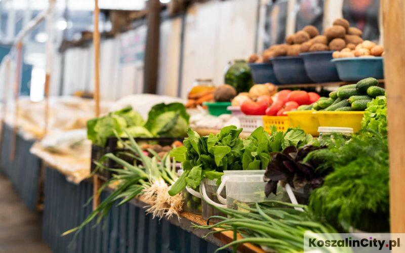 Targowisko miejskie w Koszalinie przy ulicy Połczyńskiej