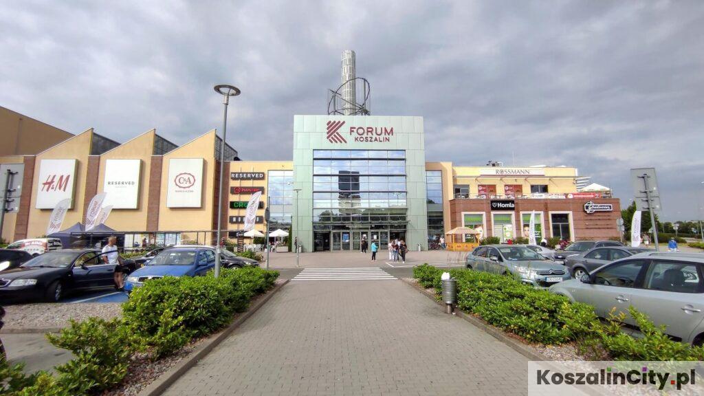 Główne wejście do centrum handlowego Forum w Koszalinie