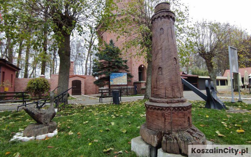 Rzeźba latarni przed latarnią morską w Gąskach