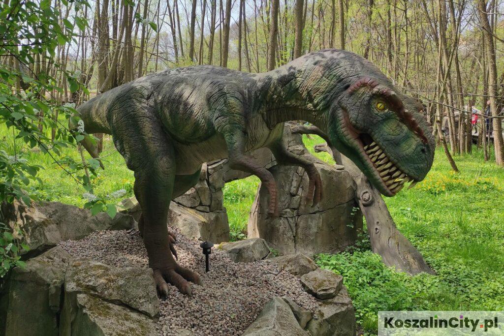 Realiztyczny ruchomy dinozaur w parku dinozarów w Zatorze