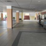 Hol przy wejściu do Politechniki Koszalińskiej od strony dziedzińca