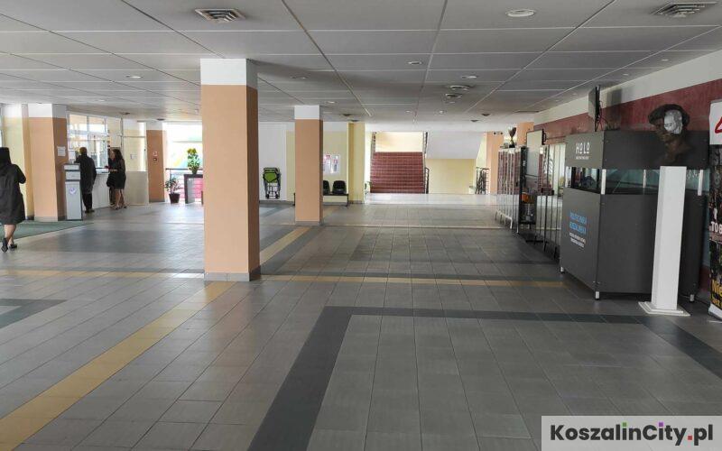 Hol przy wejściu do Politechniki Koszalińskiej od strony dziedzińca