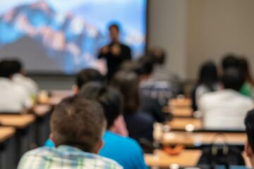 Policjanci odwiedzili “Jedynkę”. Przypominali o bezpieczeństwie przed feriami