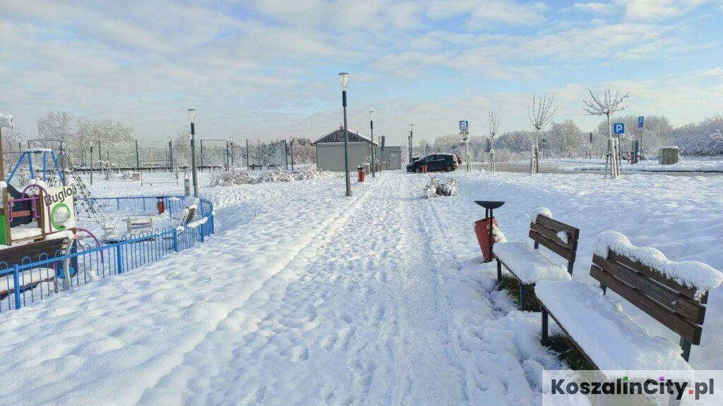 Parking przy placu zabaw na Wodnej Dolinie pokryty śniegiem