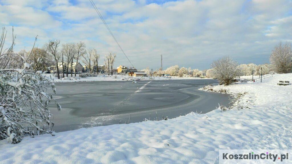 Piękny zimowy widok na zalew wodny w Koszalinie