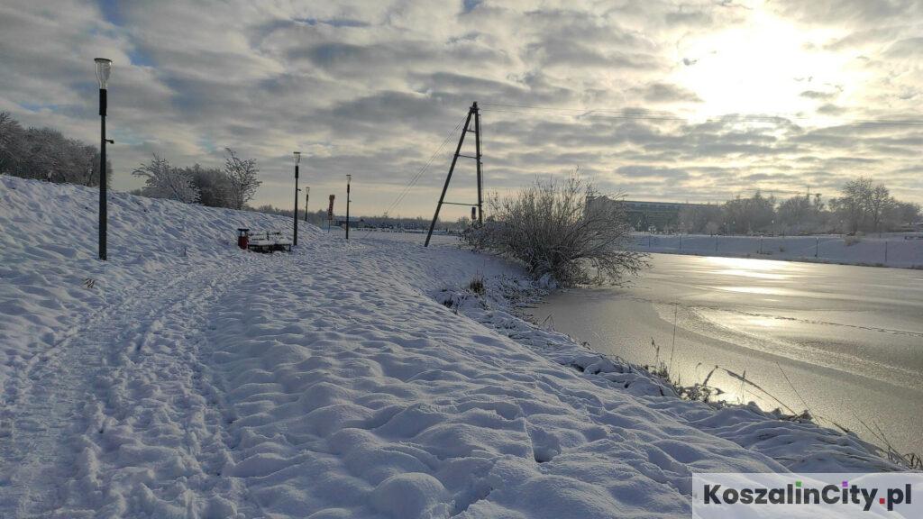 Słońce nad taflą zamarzniętego jeziora