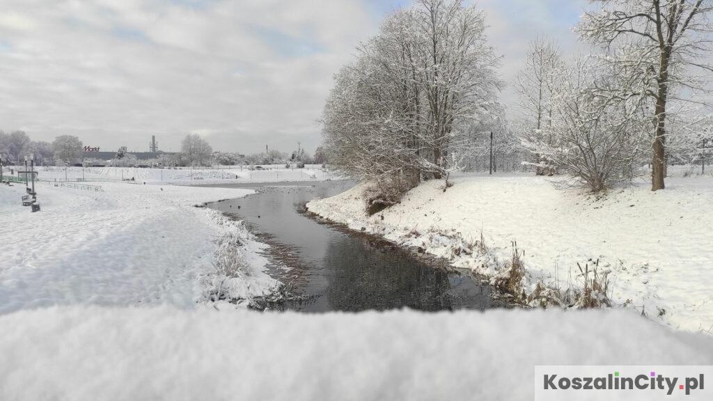 Śnieg nad rzeką