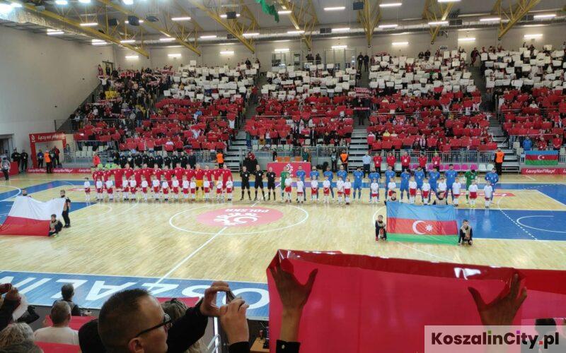 Hymn Polski i biało-czerwona flaga na trybunach