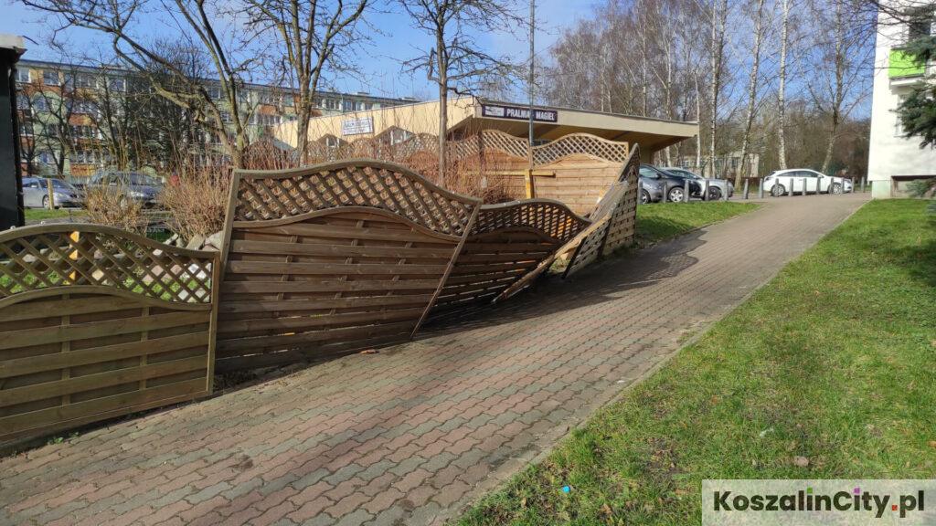 Płot złamany przez wichurę