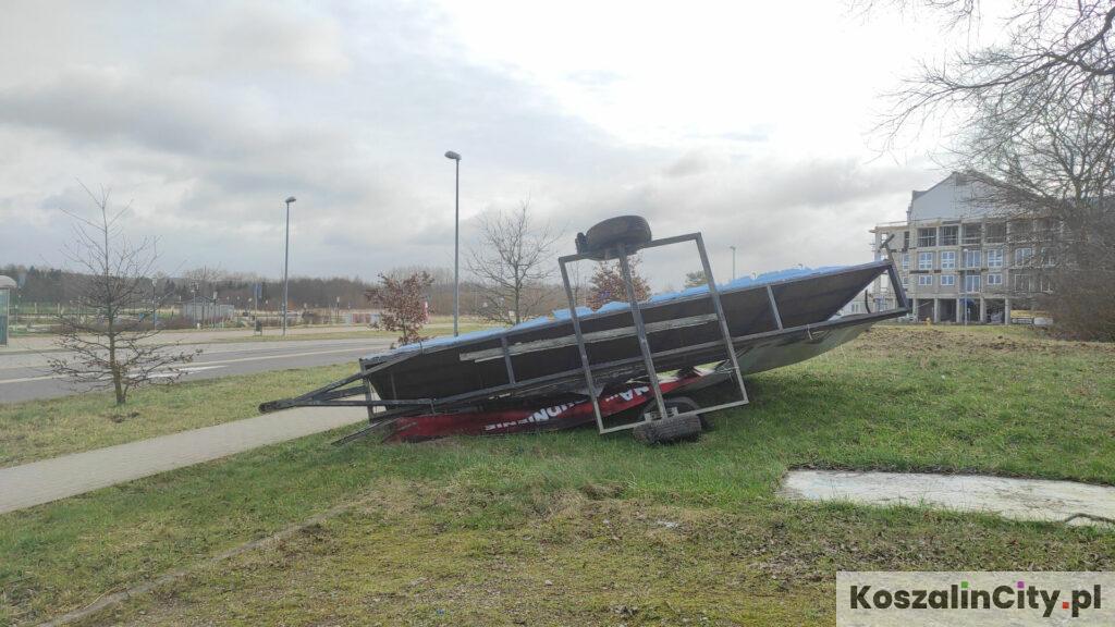 Przewrócona przez wiatr przyczepa reklamowa