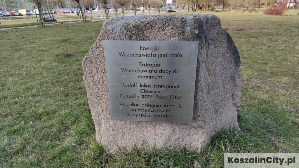 Kamień z motto przed Politechniką Koszalińską