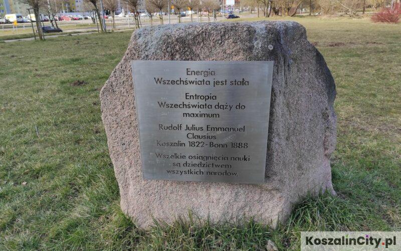 Kamień z motto przed Politechniką Koszalińską