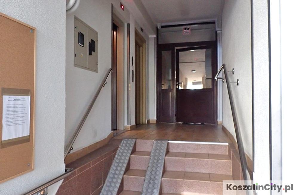 Przetarg AMW na mieszkanie w Koszalinie - wejście do klatki schodowej