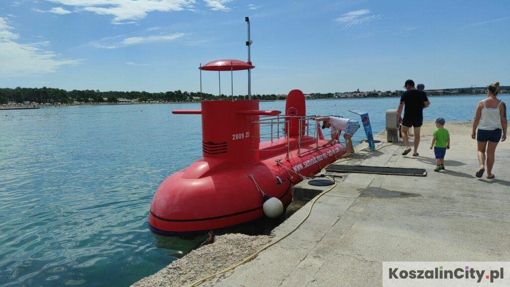 Czerwona łódź podwodna w Zaton