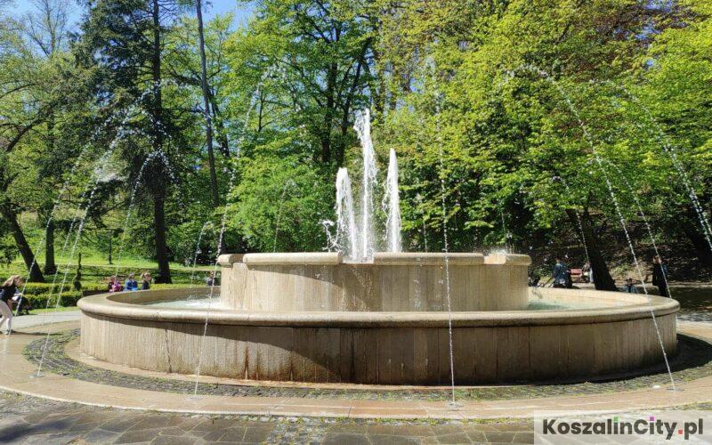 Kolorowa fontanna w Parku im. Książąt Pomorskich w Koszalinie