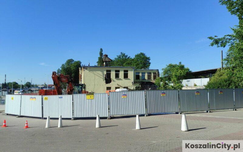 Dworzec w trakcie rozbiórki