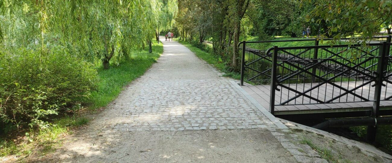 Policjanci patrolują koszalińskie parki i place zabaw. Działania “Bezpieczne Obszary” w odpowiedzi na zgłoszenia mieszkańców