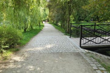 Policjanci patrolują koszalińskie parki i place zabaw. Działania “Bezpieczne Obszary” w odpowiedzi na zgłoszenia mieszkańców