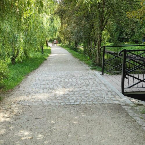 Policjanci patrolują koszalińskie parki i place zabaw. Działania “Bezpieczne Obszary” w odpowiedzi na zgłoszenia mieszkańców