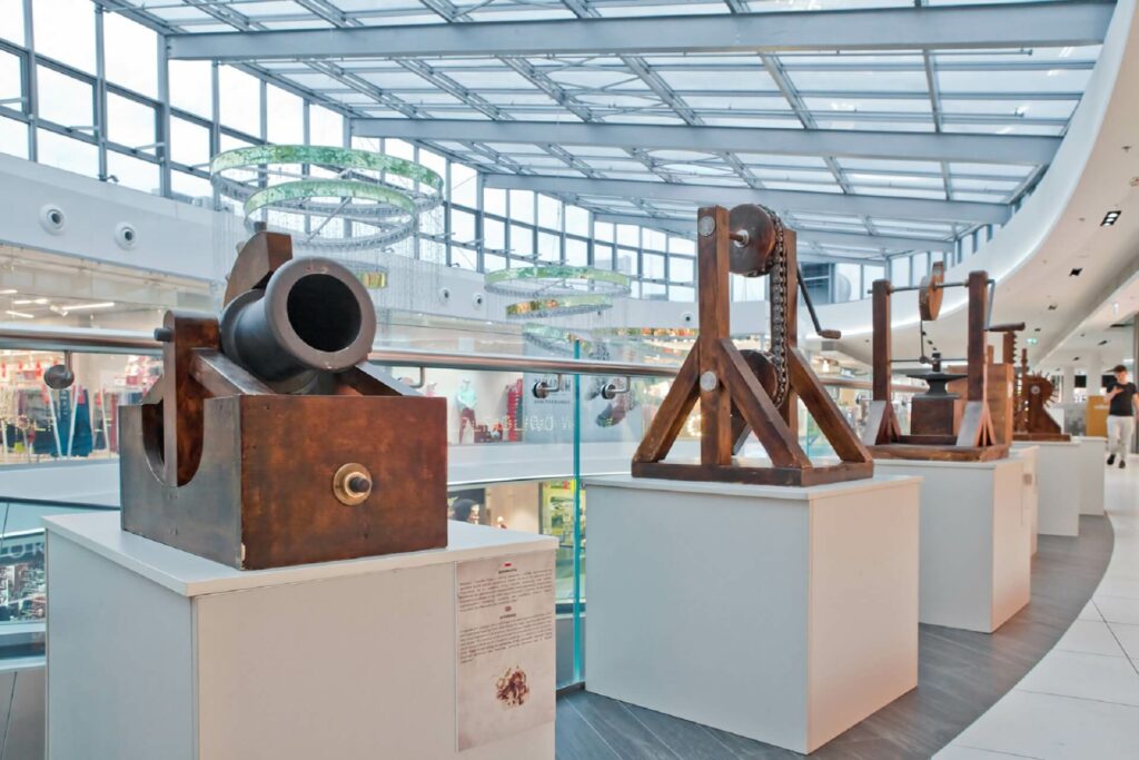 Wystawa eksponatów Leonardo da Vinci w galerii Emka w Koszalinie