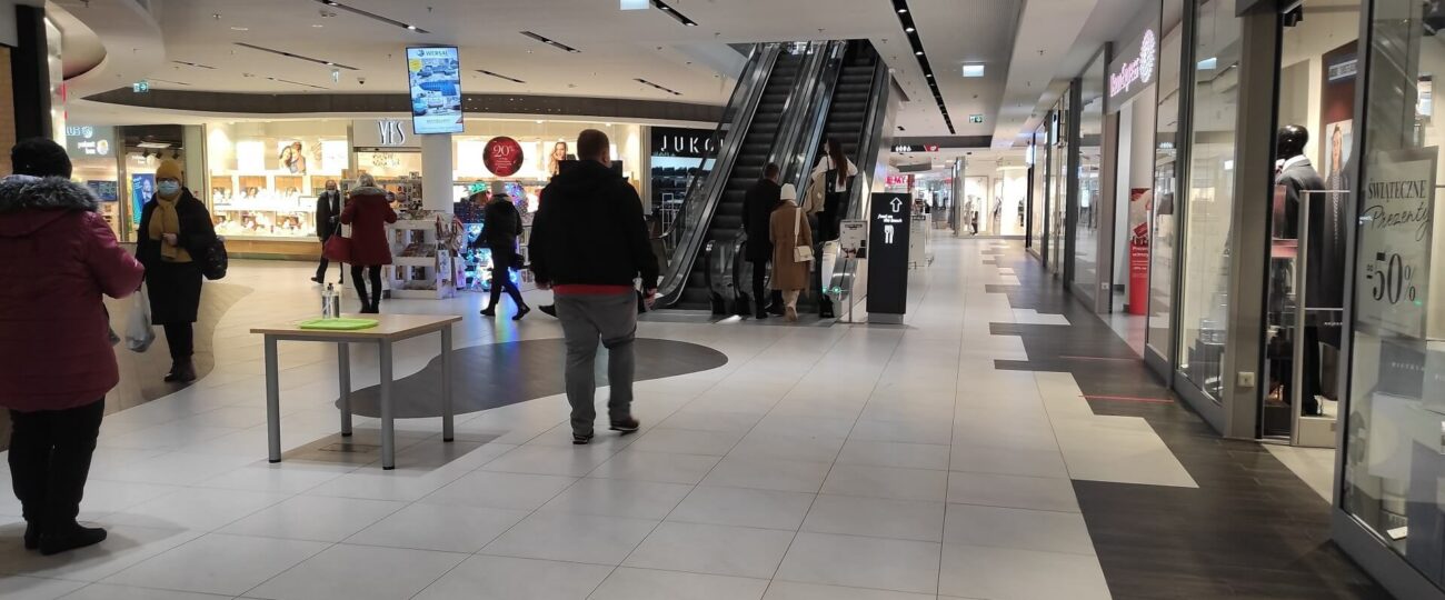 Policja poszukuje właściciela gotówki znalezionej w centrum handlowym w Koszalinie