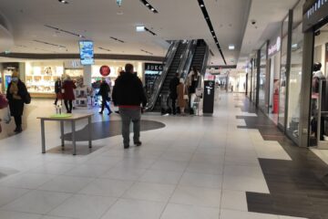 Policja poszukuje właściciela gotówki znalezionej w centrum handlowym w Koszalinie