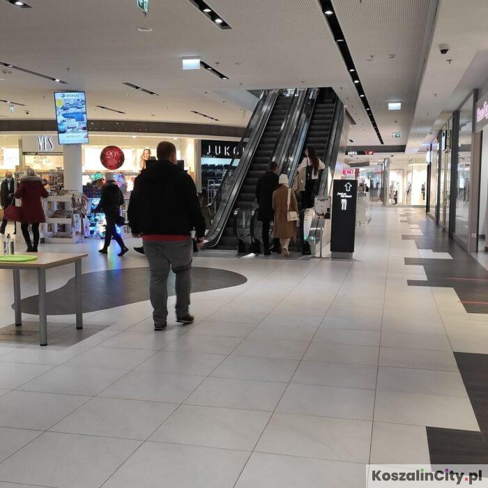 Policja poszukuje właściciela gotówki znalezionej w centrum handlowym w Koszalinie