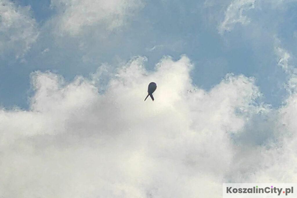 Wojskowy sterowiec nad morzem