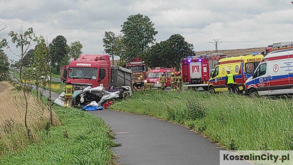 Wypadek w Boninie koło Koszalina - BMW zderzyło się z ciężarówką