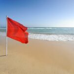 Czerwona flaga na plaży