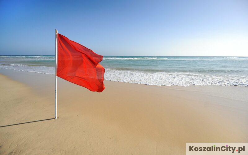 Czerwona flaga na plaży