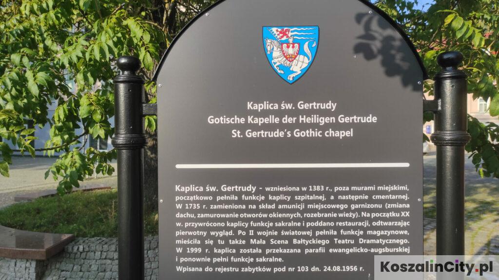 Tablica informacyjna przy kaplicy świętej Gertrudy w Koszalinie