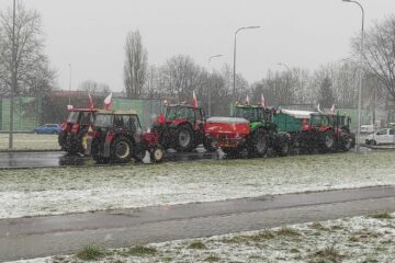 Protest rolników w Koszalinie 🚜 Rolnicy zablokowali ulice w centrum miasta [video + zdjęcia] 🔴