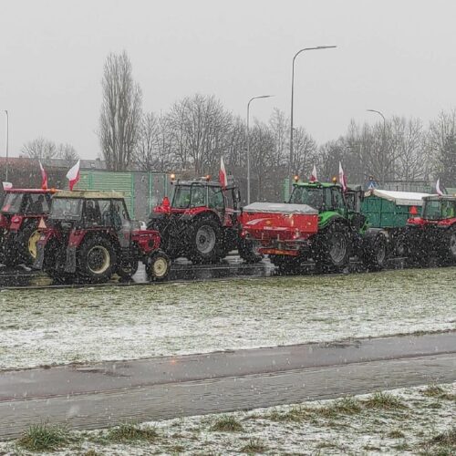 Protest rolników w Koszalinie 🚜 Rolnicy zablokowali ulice w centrum miasta [video + zdjęcia] 🔴