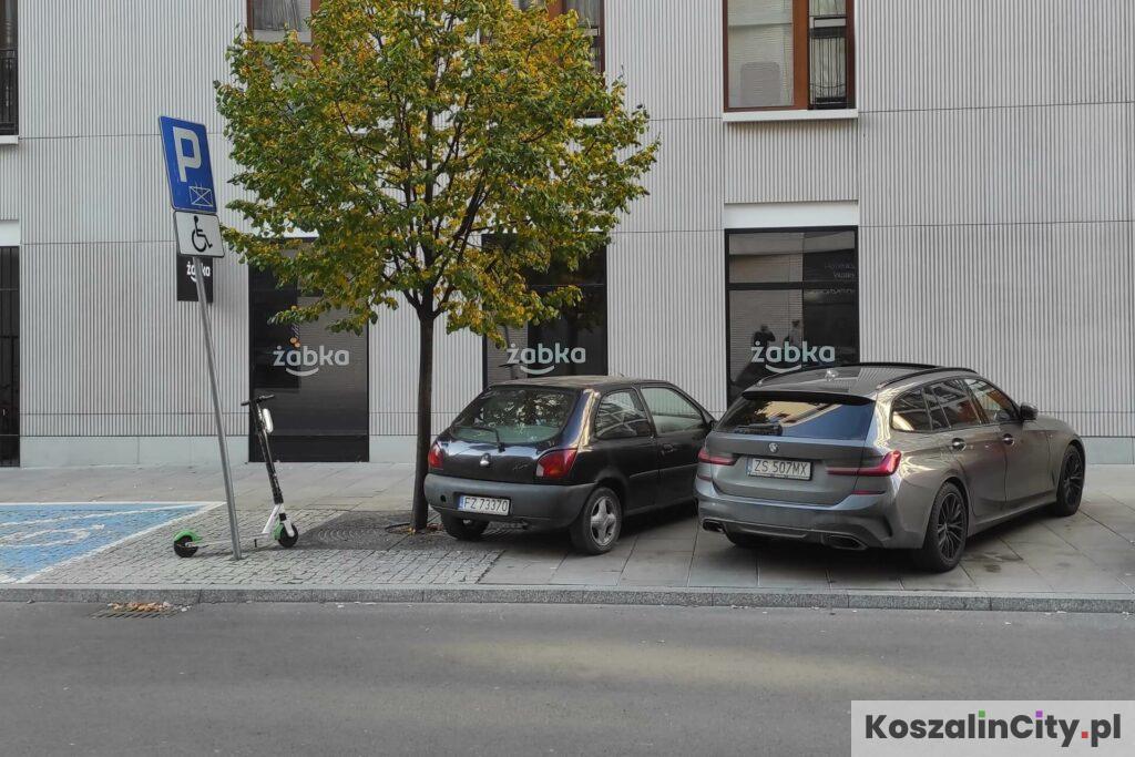 Czarne logo sklepu Żabka w Warszawie dzięki uchwale krajobrazowej
