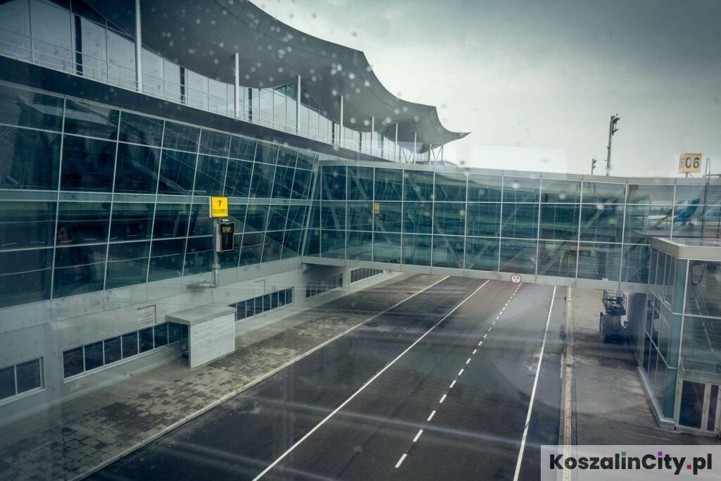 Nowy port lotniczy Zegrze Pomorskie od zewnątrz