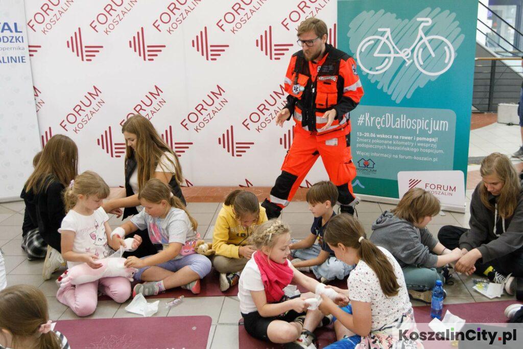 Pokaz pierwszej pomocy podczas akcji Kręć dla hospicjum