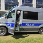 Duży radiowóz policyjny