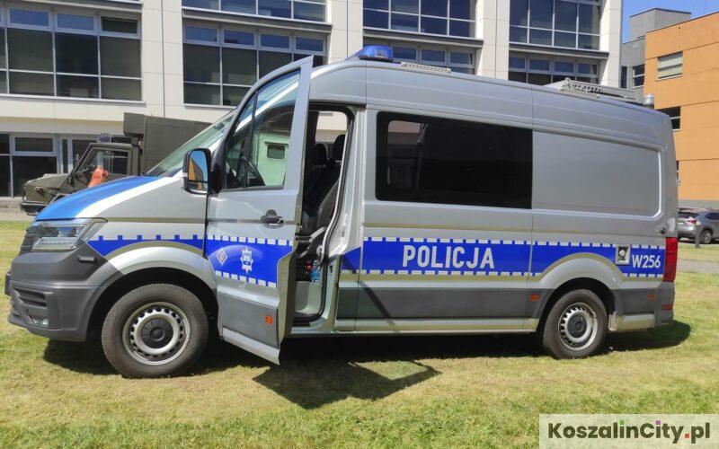 Duży radiowóz policyjny