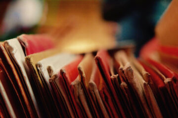 Śledztwo w sprawie ukrywania dokumentów Zwiadu WOP. Przeszukanie w Koszalinie ujawniło tysiące archiwaliów